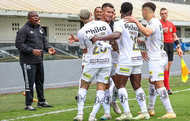 Santos derrota o Goiás em jogo quente na Vila vazia e volta a respirar no Brasileirão