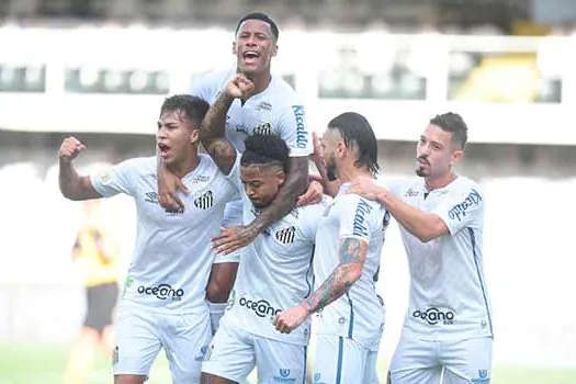 Com dois gols de Marinho, Santos vence Grêmio e sobe na tabela