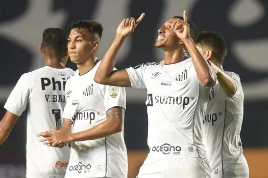 Com técnico interino, Santos goleia time boliviano na Libertadores e reage na temporada