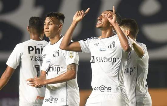 Com técnico interino, Santos goleia time boliviano na Libertadores e reage na temporada