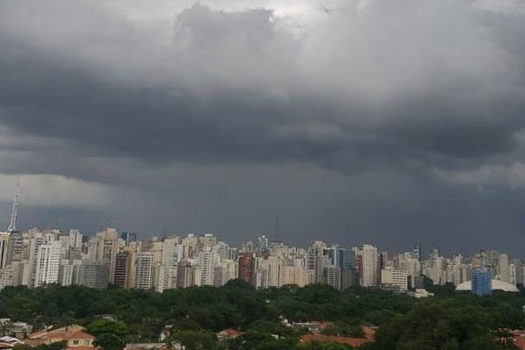 Chuva forte provoca alagamentos e coloca cidade de SP em estado de atenção