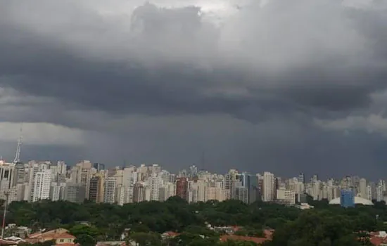 Chuva forte provoca alagamentos e coloca cidade de SP em estado de atenção