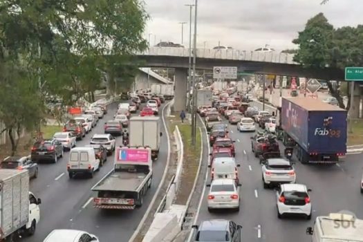 São Paulo tem mais de 1.000 km de congestionamento na saída para o feriado