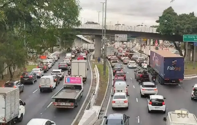 São Paulo tem mais de 1.000 km de congestionamento na saída para o feriado