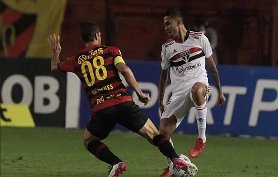 São Paulo encara Sport em jogo decisivo para acabar com chance de rebaixamento