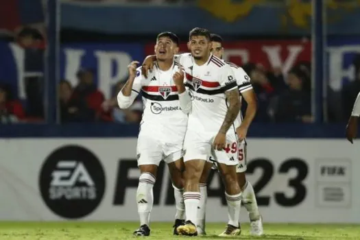 Erison festeja os dois gols na Argentina e aponta ‘estreia’ no São Paulo