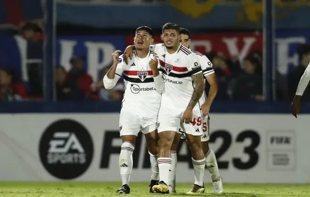 Erison festeja os dois gols na Argentina e aponta ‘estreia’ no São Paulo