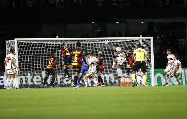 Fragilidade do São Paulo na bola aérea preocupa Dorival para duelo com o Grêmio