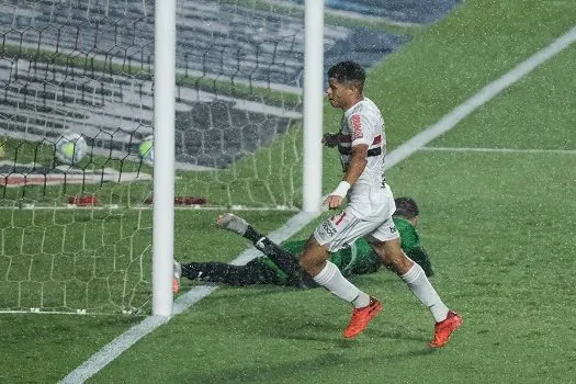 São Paulo vence Atlético-MG e abre vantagem na liderança