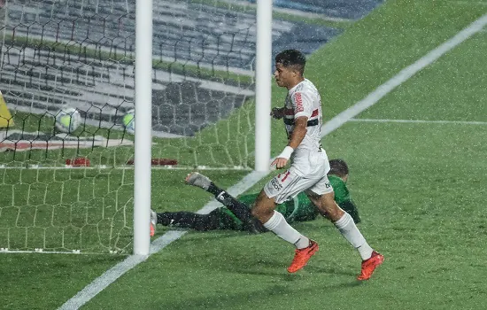 São Paulo vence Atlético-MG e abre vantagem na liderança