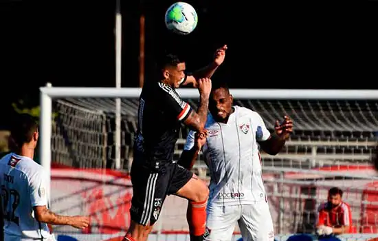 São Paulo vence de virada e assume vice-liderança do brasileirão