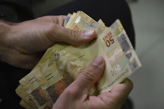 Saques da poupança em agosto superam depósitos em R$ 10,1 bilhões