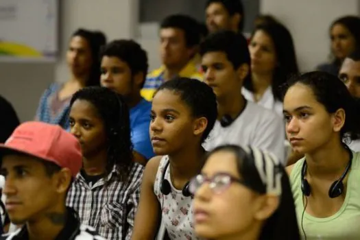 Pobreza e violência pioram saúde mental de jovens