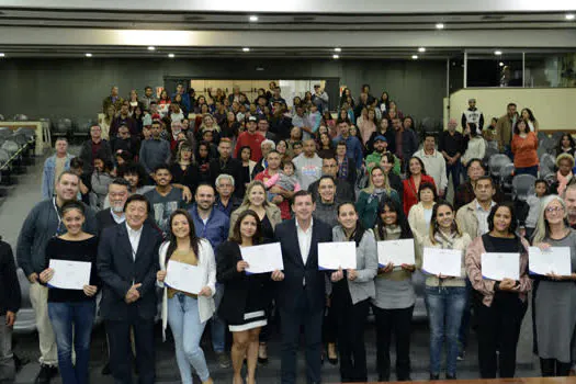 Morando entrega certificados para alunos do Emprega São Bernardo