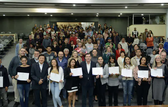 Morando entrega certificados para alunos do Emprega São Bernardo