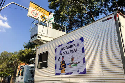 São Bernardo lança programa para limpeza de placas de trânsito