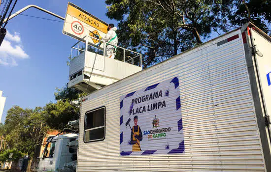 São Bernardo lança programa para limpeza de placas de trânsito