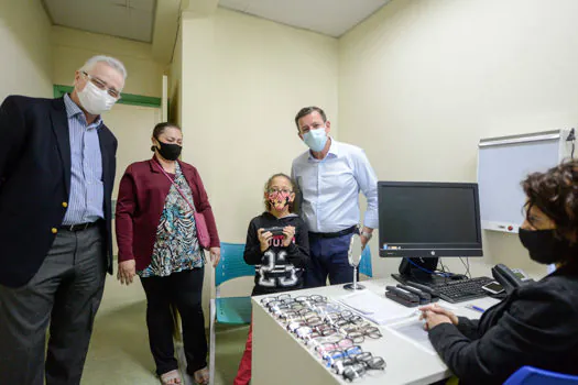 São Bernardo entrega gratuitamente 400 óculos de grau a alunos da Rede Municipal