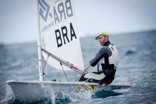 Velejador brasileiro segue na briga pela ‘medal race’ em competição na França