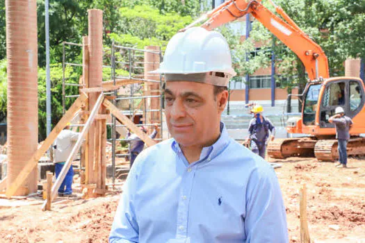 Auricchio vistoria obras de modernização do sistema de esgoto e Escola Parque