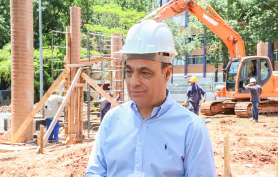 Auricchio vistoria obras de modernização do sistema de esgoto e Escola Parque