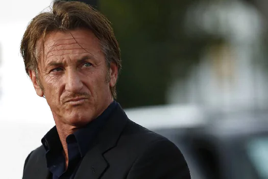 Para sair da Ucrânia, Sean Penn diz ter abandonado carro e caminhado “por quilômetros”