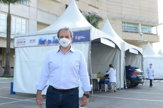 Edson Aparecido dos Santos visita ponto de vacinação no Shopping Anália Franco