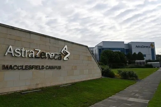 Remédio da AstraZeneca reduz em 77% risco de contrair covid, diz laboratório