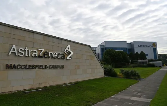 Remédio da AstraZeneca reduz em 77% risco de contrair covid