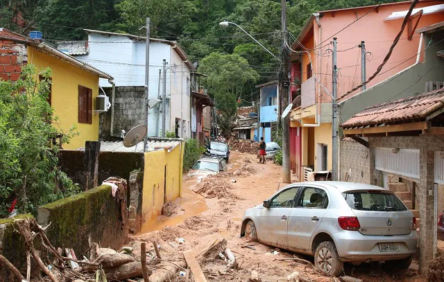 Seguradoras já resgataram 3 mil veículos no litoral norte paulista