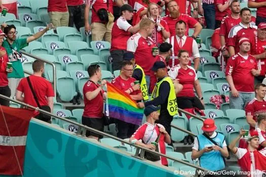 Uefa abre investigação e diz que não orientou confisco de bandeira LGBTQIA+