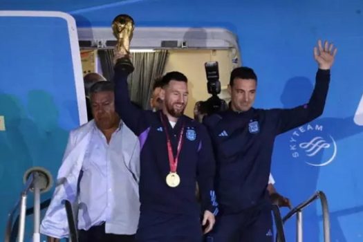 Seleção argentina desembarca em Buenos Aires com taça nas mãos e festa da torcida