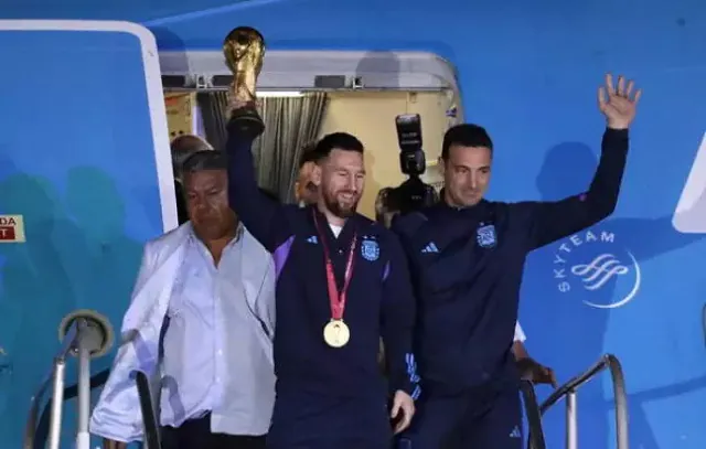 Seleção argentina desembarca em Buenos Aires com taça nas mãos e festa da torcida