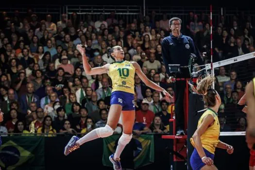 Brasil vira contra Japão e pega Itália na semi do Mundial de Vôlei