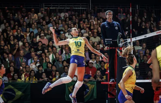 Brasil vira contra Japão e pega Itália na semi do Mundial de Vôlei