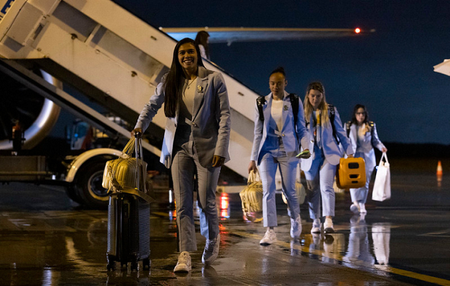 Seleção brasileira desembarca na Austrália para Copa do Mundo Feminina