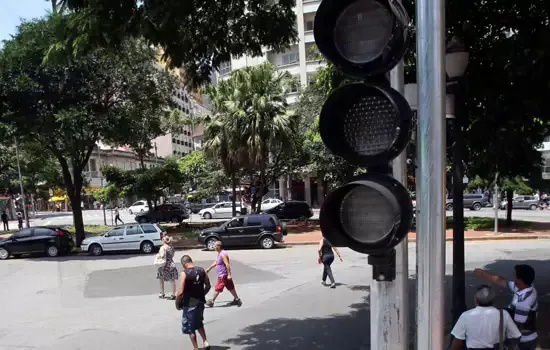 CET registra 16 cruzamentos com semáforos vandalizados em 24 horas