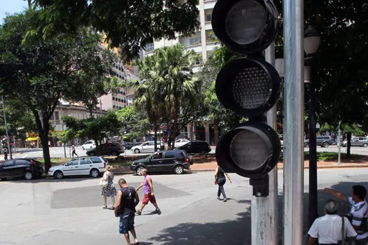 CET registra 11 cruzamentos com semáforos vandalizados em 24 horas