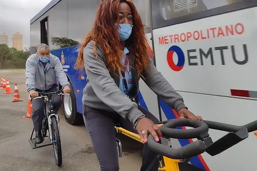 Motoristas de ônibus sentem a vulnerabilidade de ciclistas em simulação feita pela EMTU