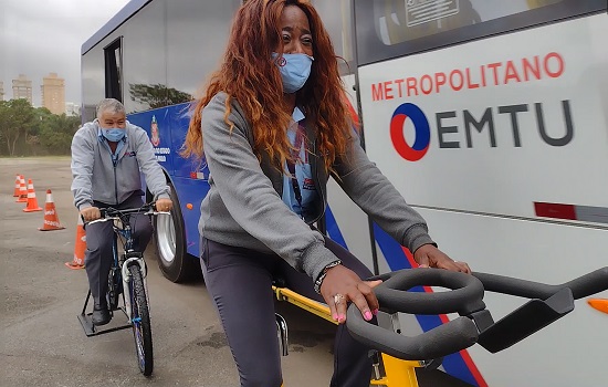 Motoristas de ônibus sentem a vulnerabilidade de ciclistas em simulação feita pela EMTU