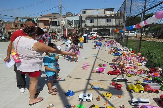 Semasa entrega centenas de brinquedos para crianças da comunidade Sacadura Cabral