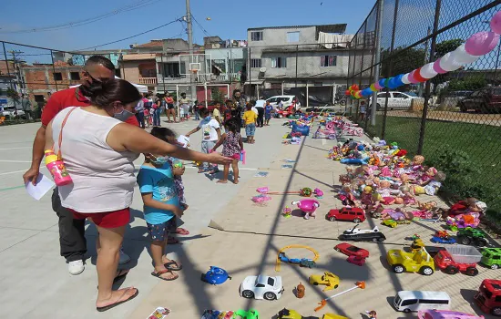 Semasa entrega centenas de brinquedos para crianças da comunidade Sacadura Cabral