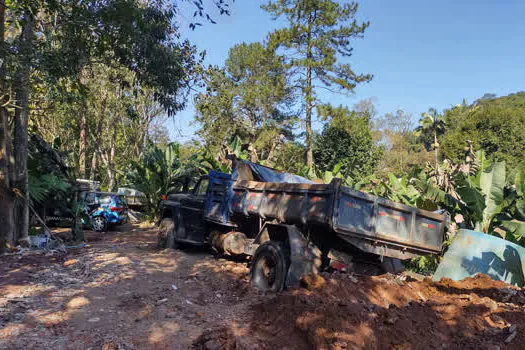 Semasa autua em flagrante infrator que descartava entulho em área de proteção ambiental