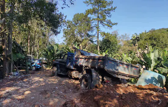 Semasa autua em flagrante infrator que descartava entulho em área de proteção ambiental