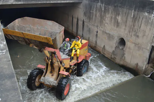 Semasa inicia limpeza mecânica do córrego Guarará