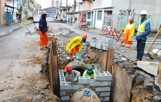 Semasa amplia rede de drenagem em Santa Teresinha