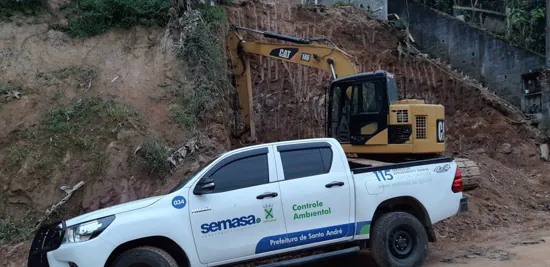 Semasa flagra movimentação irregular de terra no Recreio da Borda do Campo