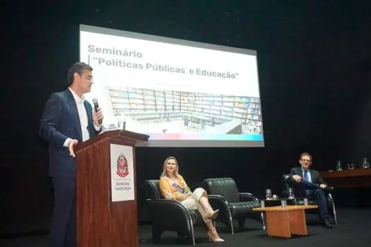 Rodrigo Garcia participa de seminário sobre políticas educacionais e entrega ônibus escola