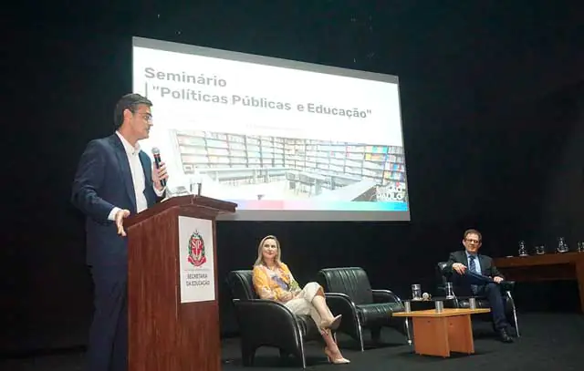 Rodrigo Garcia participa de seminário sobre políticas educacionais e entrega ônibus escola