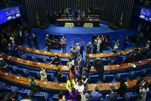 Senadores tomam posse em sessão rápida